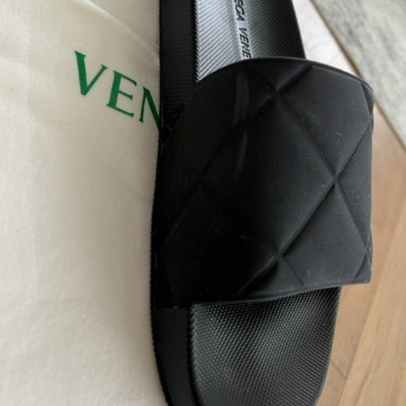 MENS BOTTEGA VENETA BLACK RUBBER QUILTED DESIGN POOL SLIDES SZ 41 / 9 - Picture 5 of 8